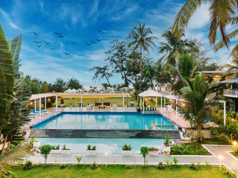 Foxoso La Beach Resort & Spa Goa Velha Esterno foto