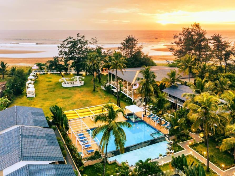 Foxoso La Beach Resort & Spa Goa Velha Esterno foto